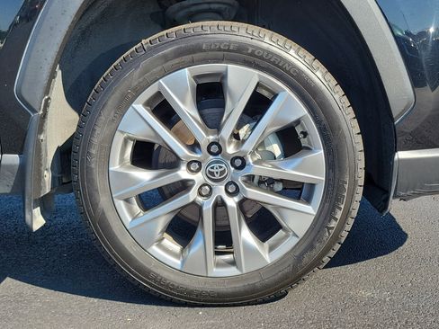 Used 2023 Toyota RAV4 XLE Premium image 5