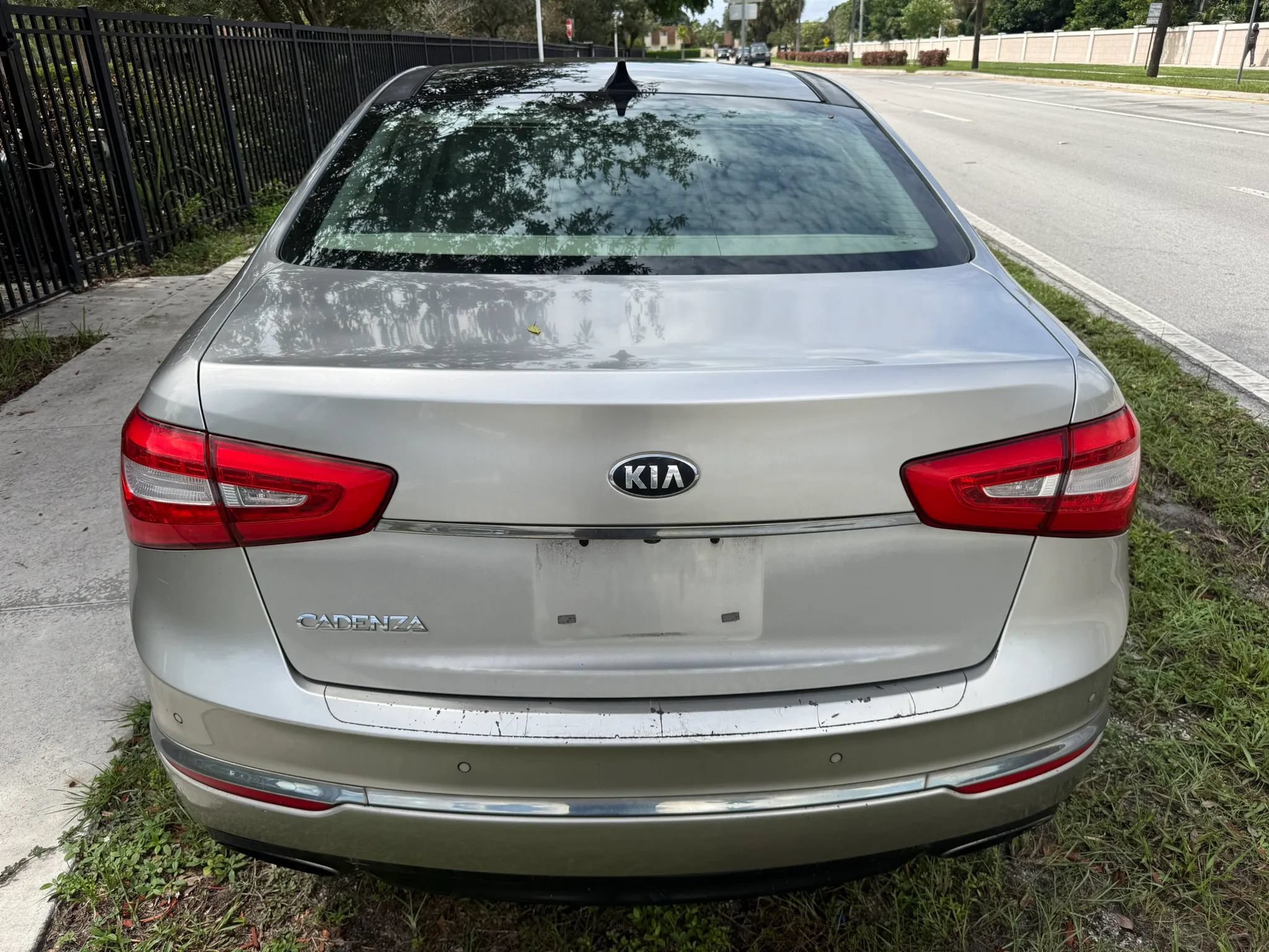 Used 2014 Kia Cadenza Premium w/ Luxury Package FWD image 4