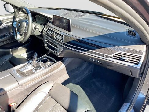 Used 2019 BMW 750i w/ Executive Package image 33