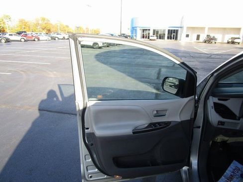 Used 2019 Toyota Sienna XLE FWD image 18