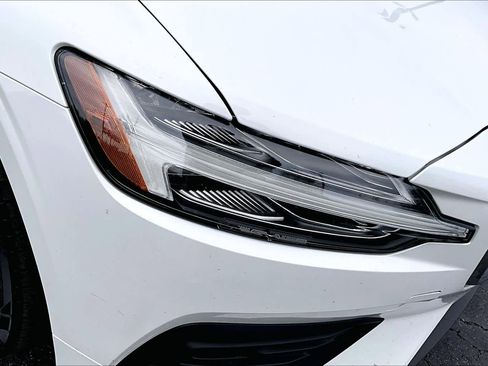 Used 2020 Volvo V60 T5 Momentum image 28