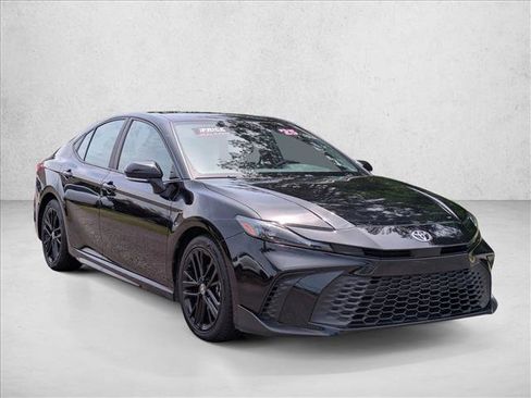 Used 2025 Toyota Camry SE FWD image 3