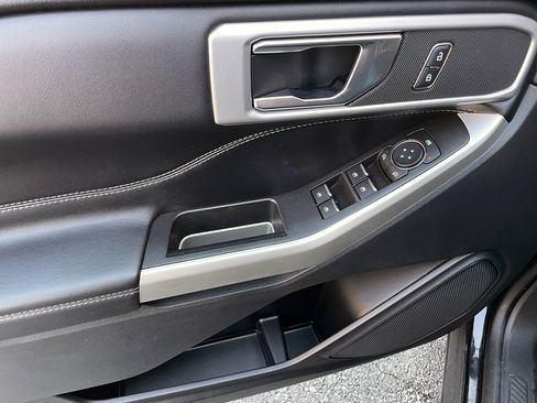 Used 2022 Ford Explorer XLT image 16