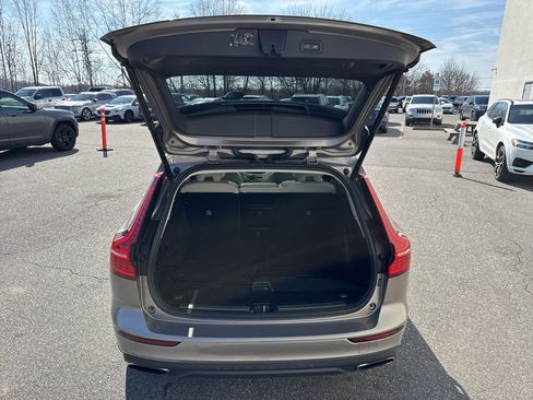 Used 2020 Volvo V60 T5 Cross Country image 10
