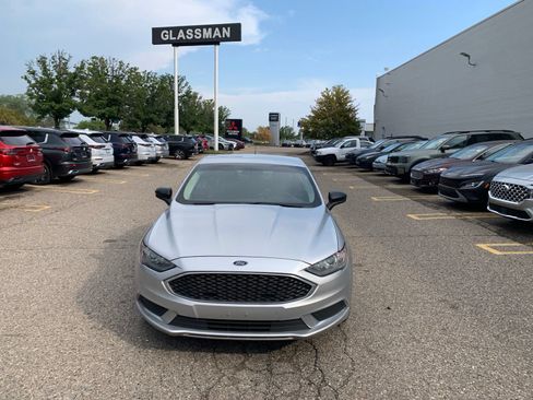 Used 2017 Ford Fusion SE w/ Fusion SE Technology Package FWD image 2