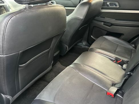 Used 2018 Ford Explorer XLT w/ Equipment Group 202A image 4