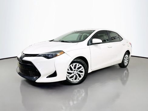 Used 2018 Toyota Corolla LE image 3
