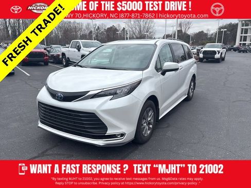 Used 2024 Toyota Sienna XLE image 1