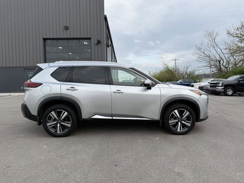 Used 2023 Nissan Rogue SL image 2