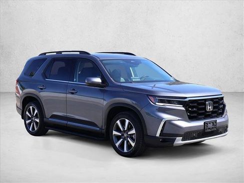Used 2025 Honda Pilot Touring image 3