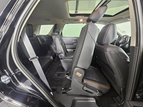 New 2025 Nissan Pathfinder Platinum AWD/4WD image 18