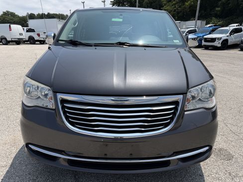 Used 2015 Chrysler Town & Country Touring-L w/ Driver Convenience Group FWD image 2