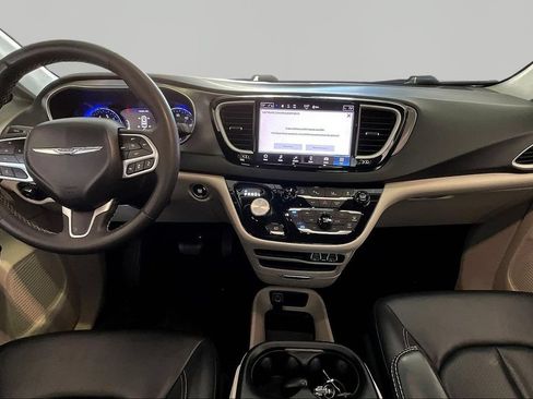 Used 2023 Chrysler Pacifica Touring-L FWD image 9