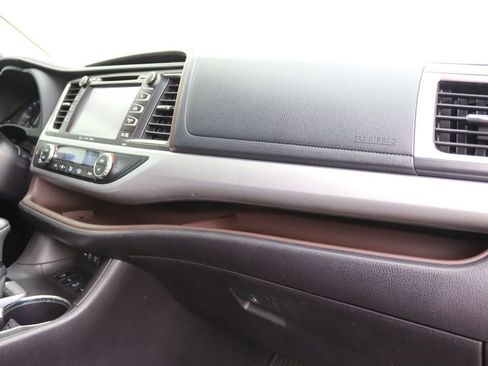 Used 2019 Toyota Highlander XLE AWD/4WD image 24