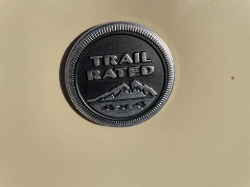 Used 2011 Jeep Wrangler Unlimited Sahara w/ Connectivity Group image 33