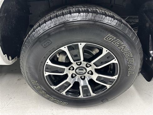Used 2021 Nissan Titan SV w/ SV Convenience Package image 16