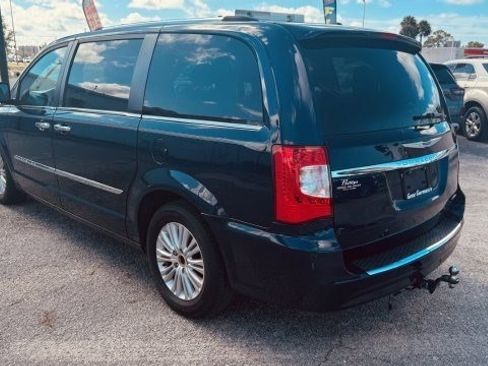 Used 2012 Chrysler Town & Country Limited image 4
