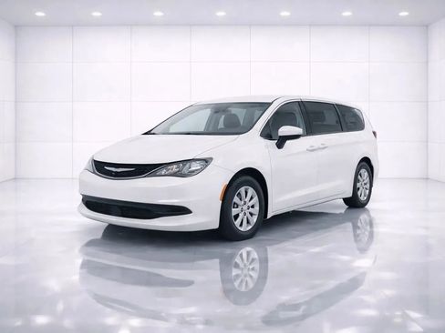 Used 2021 Chrysler Voyager L image 1