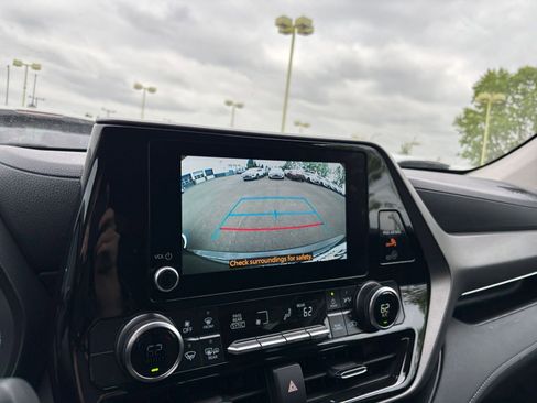 Used 2025 Toyota Highlander LE FWD image 25