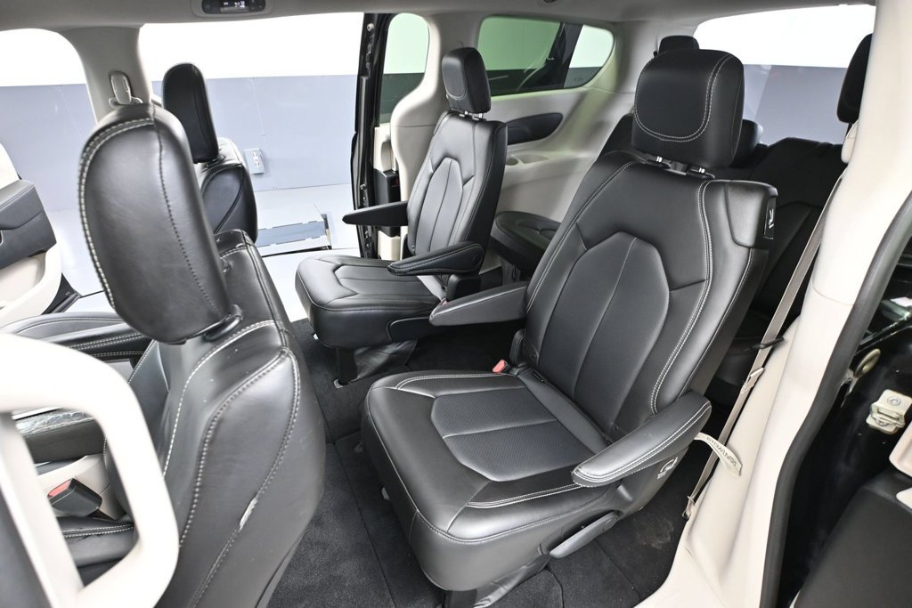 Used 2023 Chrysler Pacifica Touring-L AWD/4WD image 27