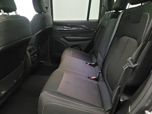 Used 2023 Jeep Grand Cherokee Laredo image 18