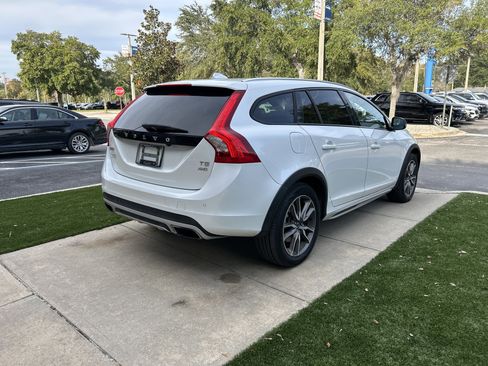 Used 2017 Volvo V60 T5 Cross Country w/ Convenience Package image 7