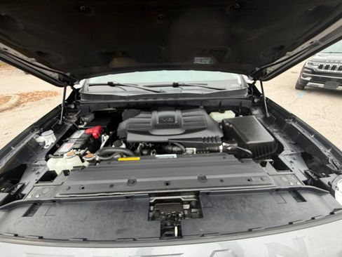 Used 2024 Nissan Titan SV w/ SV Convenience Package image 20