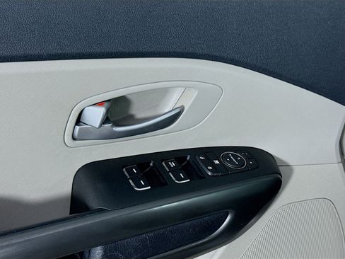 Used 2019 Kia Sedona LX image 23