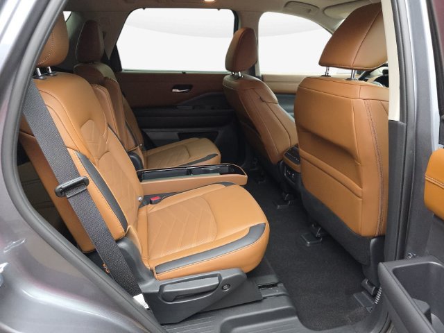 Used 2025 Nissan Pathfinder Platinum FWD image 36