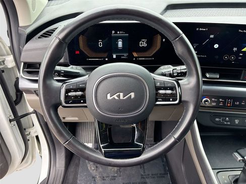 Used 2025 Kia Carnival FWD image 11