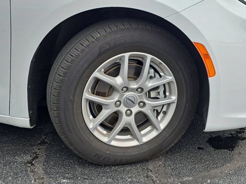 Used 2023 Chrysler Pacifica Touring-L FWD image 45