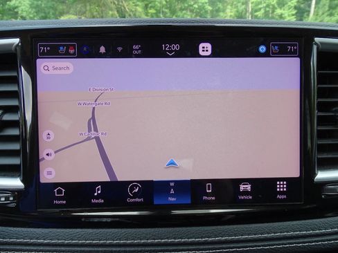 Used 2023 Chrysler Pacifica Limited image 4