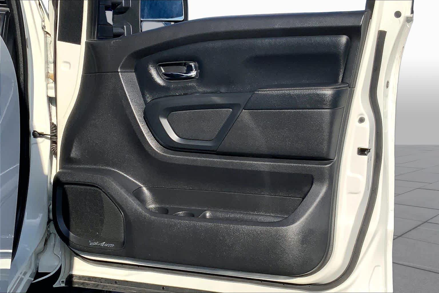 Used 2018 Nissan Titan SL w/ Midnight Edition AWD/4WD image 23