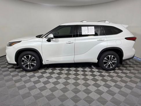 Used 2022 Toyota Highlander XLE image 3