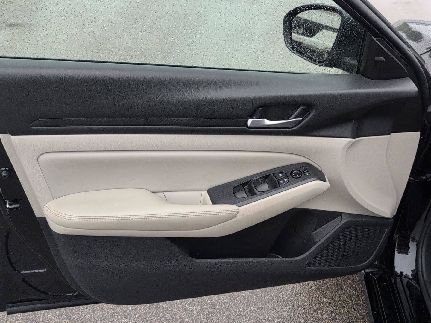 Used 2025 Nissan Altima 2.5 SV FWD image 15