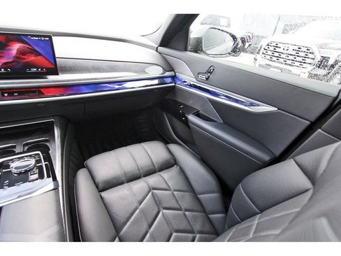 Used 2025 BMW 740i RWD image 10