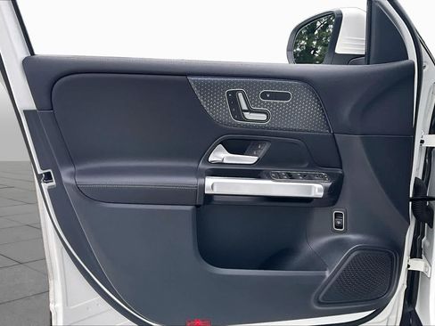 Used 2025 Mercedes-Benz GLB 250 image 21