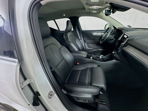 Used 2025 Volvo XC40 B5 Plus image 32