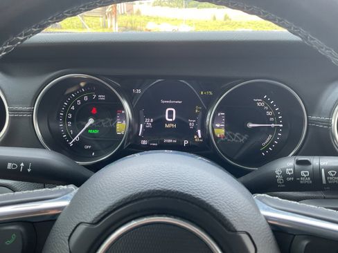 Used 2022 Jeep Wrangler Unlimited Sahara w/ Cold Weather Group image 19