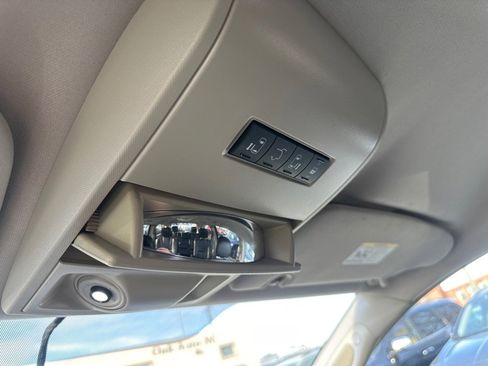 Used 2014 Chrysler Town & Country Touring image 23