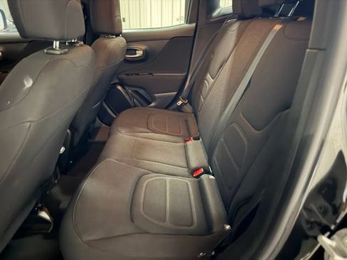Used 2019 Jeep Renegade Latitude FWD image 17