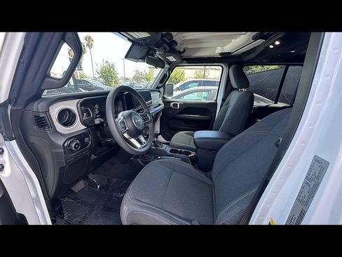 Used 2025 Jeep Wrangler Unlimited Sahara AWD/4WD image 5
