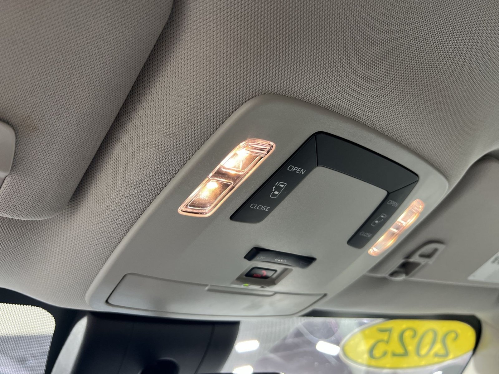 Used 2025 Toyota Sienna LE FWD image 36
