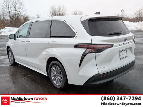 Used 2024 Toyota Sienna XLE image 5