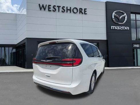 Used 2025 Chrysler Pacifica Select FWD image 3