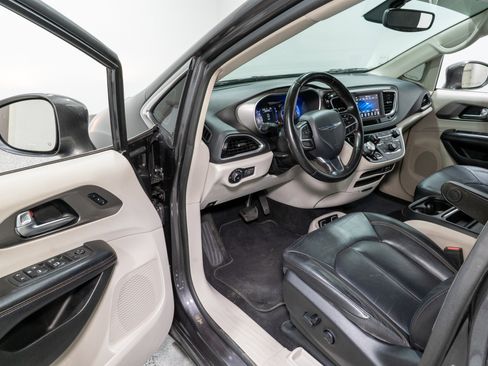 Used 2020 Chrysler Pacifica Touring-L image 10
