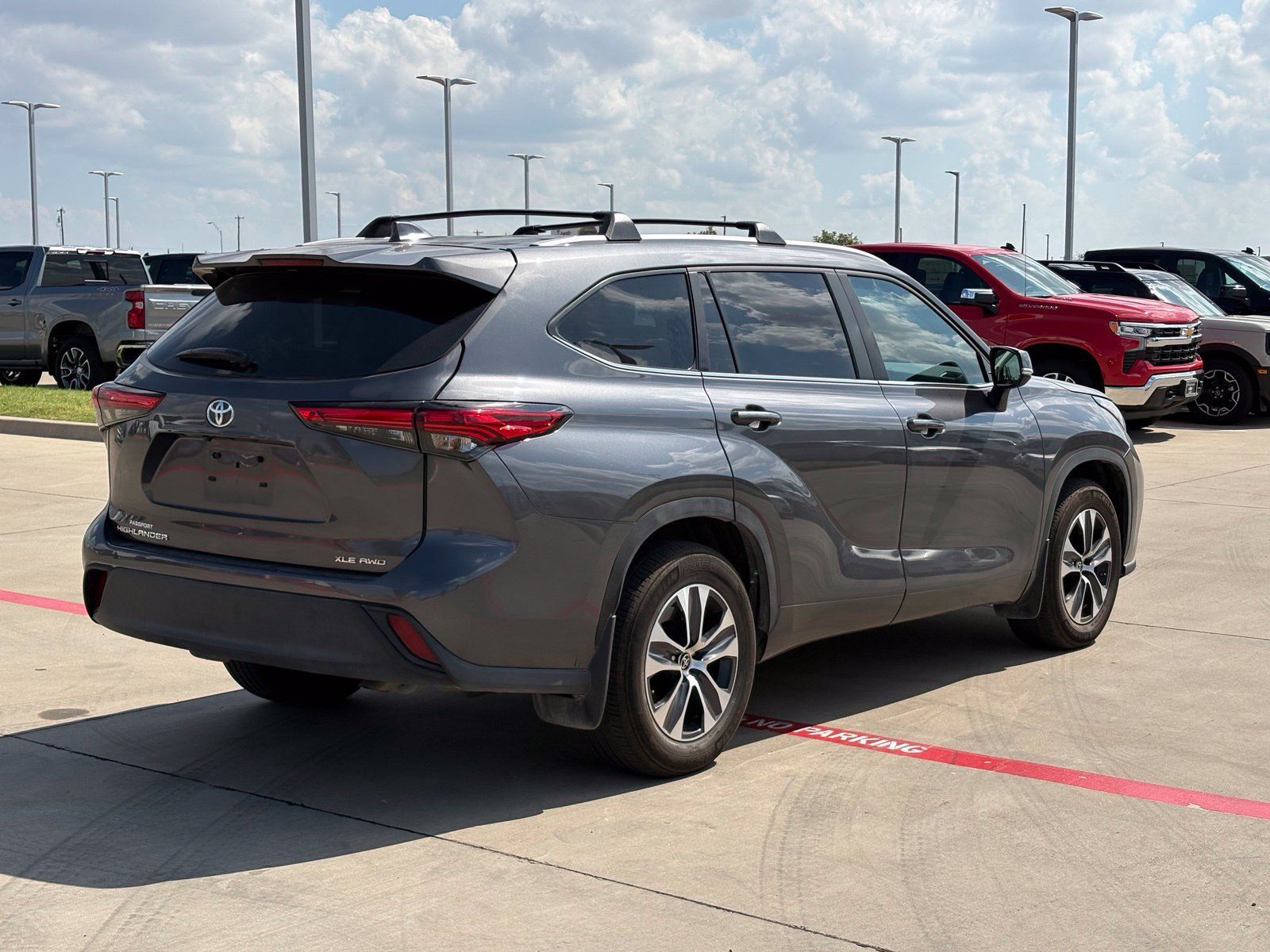 Used 2023 Toyota Highlander XLE AWD/4WD image 7
