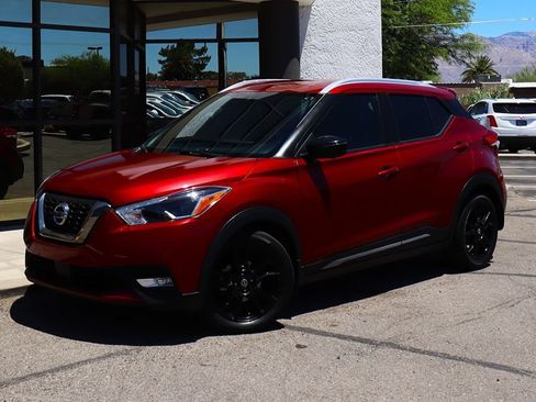Used 2020 Nissan Kicks SR w/ SR Premium Package FWD image 2