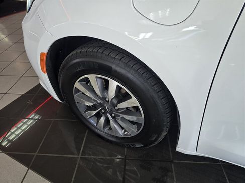 Used 2023 Chrysler Pacifica Touring-L FWD image 38