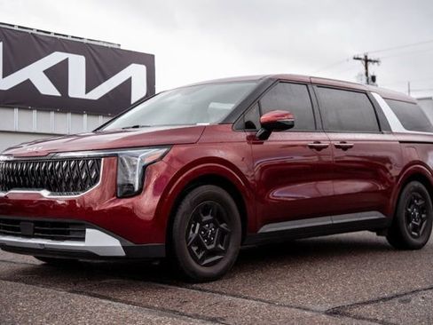 Used 2025 Kia Carnival image 1